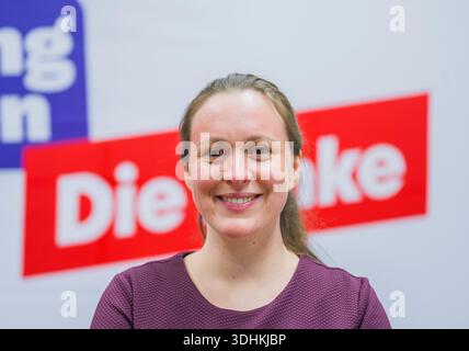Mainz, Deutschland. Januar 2026. Kerstin Ruppert (die Linke), Spitzenkandidatin ihrer Partei für die Landtagswahl in Rheinland-Pfalz, steht vor einem Wahlplakat im Amt. Die linke Rheinland-Pfalz präsentierte ihre Plakatmotive und den Wahlkampf für die Landtagswahl 2026 beim Neujahrsempfang. Darlegung: Andreas Arnold/dpa/Alamy Live News Stockfoto