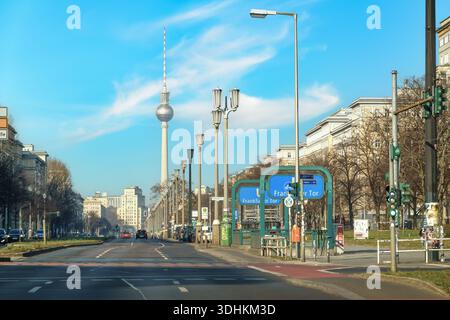 Deutschland,Berlin - März 2025, Karl-Marx-Allee und Fernsehturm in Ost-Berlin Stockfoto
