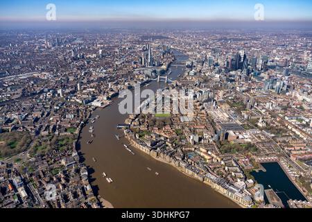 Blick aus der Vogelperspektive auf die serpentine Themse, die sich durch das Herz der Stadt schlängelt, vorbei an berühmten Wahrzeichen wie der Tower Bridge und dem modernen Wolkenkratzer Stockfoto