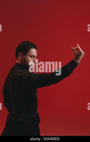 Dynamisches Männerprofil mit lebendigem Hintergrund und detailliertem Kostüm Stockfoto