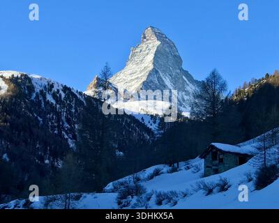 Ein einzigartiges Nahaufnahme des berühmten Matterhorn Berggipfels, beleuchtet von der wunderschönen Wintersonne unter einem tiefblauen alpinen Himmel, Wallis Stockfoto