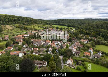 Blick aus der Vogelperspektive auf das malerische Bebenhausen eingebettet zwischen grünen Wäldern, seine Dächer ein Mosaik aus Terrakotta vor dem üppig grünen Baldachin, Tubingen, Baden-Wu Stockfoto