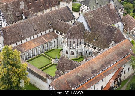 Aus der Vogelperspektive auf Kloster und Schloss Bebenhausen zeigt sich ein symmetrischer Innenhof mit gepflegten Grünflächen und alten, strukturierten Dächern, Tubingen, Baden-Wu Stockfoto