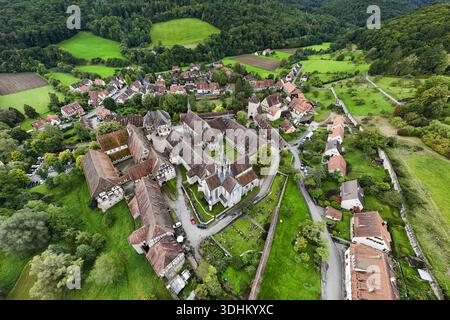 Aus der Vogelperspektive auf das Kloster und Schloss Bebenhausen eingebettet zwischen grünen Feldern und dichten Wäldern, ein Wandteppich aus Geschichte und Natur, Tubingen, Baden Stockfoto