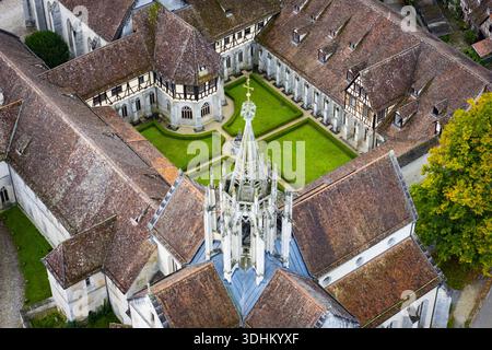 Die ockerfarbenen Dächer des Klosters Bebenhausen aus der Vogelperspektive stehen im Kontrast zum hellgrünen Innenhof, ein Zeugnis mittelalterlicher Architektur, Tubingen, Baden-WUR Stockfoto