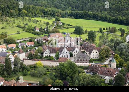 Aus der Vogelperspektive auf Kloster und Schloss Bebenhausen, ein Wandteppich aus veraltetem Stein und grünem Laub in einem Tal, Tubingen, Baden-Württemberg, Deutsch Stockfoto