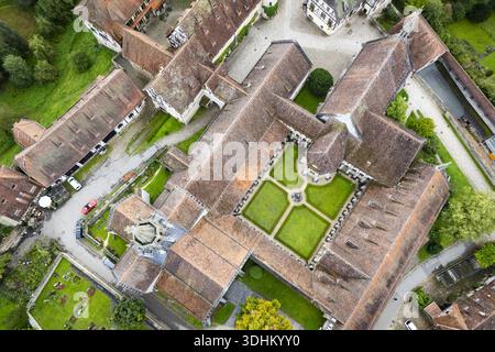 Aus der Vogelperspektive auf die alten roten Ziegeldächer des Klosters Bebenhausen und die grünen Hofgärten bilden einen Wandteppich aus Geschichte und Natur, Tubingen, Baden- Stockfoto
