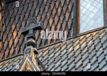 Geschnitztes Holzkreuz auf dem Dach der berühmten Stabkirche in Urnes, Norwegen Stockfoto