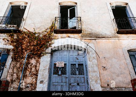 Alte Schulfassade in Ruinen. Stadtschule Santiago. Chinchón, Comunidad de Madrid, Spanien, Europa Stockfoto