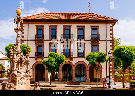 Neues Rathaus Von Comillas. Erbaut im späten 19. Jahrhundert, ursprünglich als kostenlose Kinderschule, von Doña Manuela del Piélago Sánchez Movellán. Seit 2003 Stockfoto