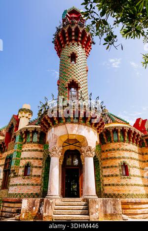 Der Turm von El Capricho ist mit wunderschönen Keramikfliesen bedeckt, die zwischen hellgelben Sonnenblumen und grünen, subtilen Blättern wechseln. Oben auf Stockfoto