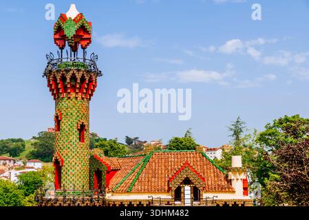 Der Turm von El Capricho ist mit wunderschönen Keramikfliesen bedeckt, die zwischen hellgelben Sonnenblumen und grünen, subtilen Blättern wechseln. Oben auf Stockfoto