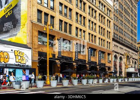 Außenfassade des historischen Grand Central Market im Zentrum von Los Angeles, Kalifornien, seit 1917 im Laughlin Building in Dauerbetrieb. Stockfoto