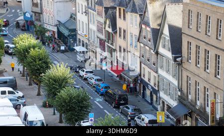 Blick auf eine belebte Straße, gesäumt von historischen Gebäuden und einer Vielzahl von Geschäften. Stockfoto