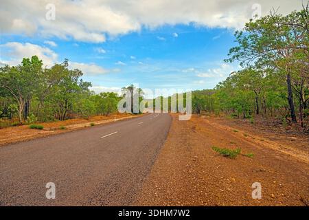Typische Straße im Northern Territory von Australien im Kakadu National Park Stockfoto