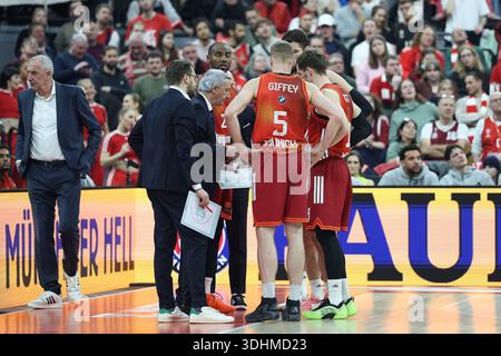 Diskussion während der Timeout, Svetislav Pesic (FC Bayern Basketball, Cheftrainer) mit Niels Giffey (FC Bayern Basketball, #05) und Andreas Obst (FC Bayern Basketball, #13), mit Leon Kratzer (FC Bayern Basketball, #08) und Isiaha Mike (FC Bayern Basketbal) Stockfoto