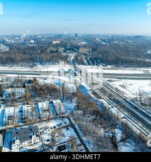 Krakau, Polen. Neue Kreuzung in Nowa Huta mit der S7-Autobahn von Warschau nach A4, letztes Fragment der Ringstraße um Krakau im Bau. Luftaufnahme. Stockfoto