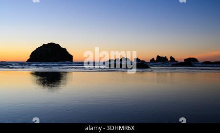 Am Bandon Beach bei Sonnenuntergang können Sie sich Rock und Cat and Kittens Rock Formationen ansehen Stockfoto