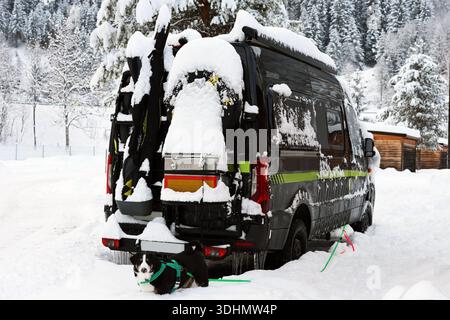 Heck eines Fahrzeugs, das bei eisigen Winterverhältnissen mit Schnee und Eiszapfen bedeckt ist. Eisansammlungen auf dem Außenbereich des Fahrzeugs heben extreme Kälte hervor. Stockfoto