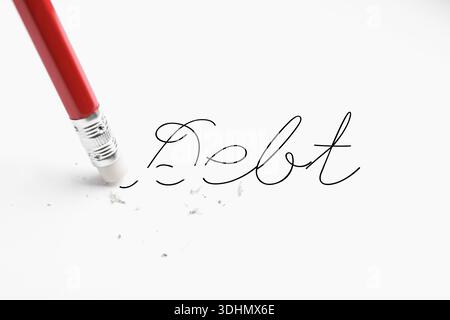 Das Wort Schulden auf weißem Hintergrund löschen, Nahaufnahme Stockfoto