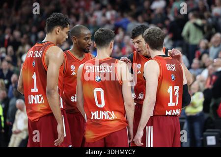 Ansprache von Vladimir Lucic (FC Bayern Basketball, #11) mit Andreas Obst (FC Bayern Basketball, #13) und Isiaha Mike (FC Bayern Basketball, #22), mit Oscar da Silva (FC Bayern Basketball, #01) und Nenad Dimitrijevic (FC Bayern Basketball, #00), GER, FC Ba Stockfoto