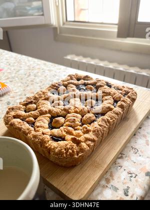Süße Tarte mit Waldfruchtemarmelade Stockfoto