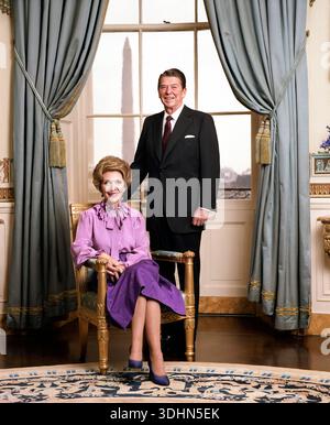 Offizielles Porträt des US-Präsidenten Ronald Reagan und der US-First Lady Nancy Reagan im White House Blue Room, Washington, D.C., USA, Präsident Ronald Reagan White House Photographic Office, 7. Februar 1981 Stockfoto