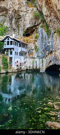 Das Blagaj Tekke Dervish Kloster wurde in eine Klippe an der Buna River Spring in Bosnien-Herzegowina gebaut Stockfoto