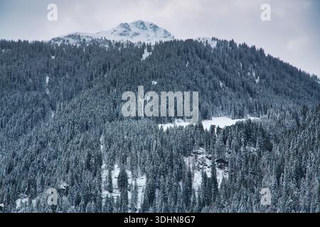 Schneebedeckte Berglandschaft in Montafon, Österreich, mit atemberaubender Naturlandschaft.Tags Stockfoto