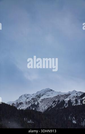 Schneebedeckte Berge in Montafon, Österreich unter klarem Himmel. Stockfoto