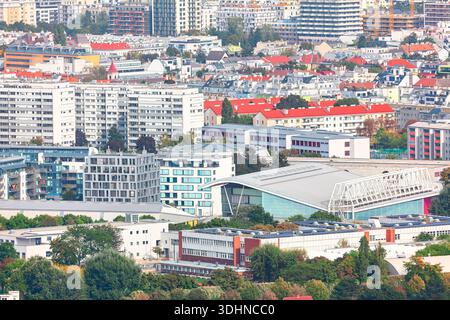 Dichte Stadtlandschaft in Wien, Österreich, rund um die Steffl Arena. Die Sportstätte ist von zahlreichen Wohn- und Geschäftsgebäuden umgeben Stockfoto