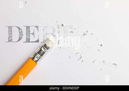 Das Wort Schulden wird auf weißem Hintergrund gelöscht, Draufsicht Stockfoto
