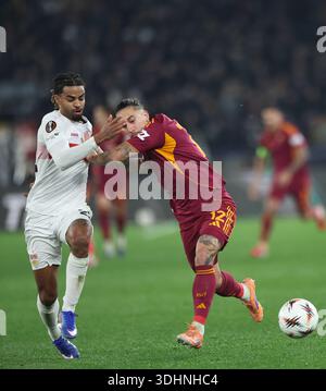 Rom, Italien. Januar 2026. Roma Kostas Tsimikas (R) streitet mit Stuttgarter Lorenz Assignon während des Spiels der UEFA Europa League 2025/26 zwischen Roma und Stuttgart der UEFA Europa League in Rom, Italien, 22. Januar 2026. Quelle: Li Jing/Xinhua/Alamy Live News Stockfoto