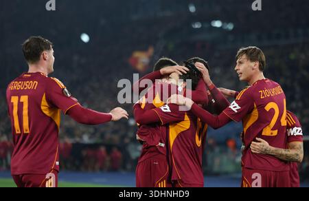 Rom, Italien. Januar 2026. Die Spieler von Roma feiern das Ergebnis des Spiels der UEFA Europa League 2025/26 Liga zwischen Roma und Stuttgart der UEFA Europa League am 22. Januar 2026 in Rom. Quelle: Li Jing/Xinhua/Alamy Live News Stockfoto