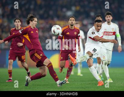 Rom, Italien. Januar 2026. Stuttgarter Jamie Leweling (Front R) schießt während des Spiels der UEFA Europa League 2025/26 zwischen Roma und Stuttgart der UEFA Europa League in Rom, Italien, 22. Januar 2026. Quelle: Li Jing/Xinhua/Alamy Live News Stockfoto