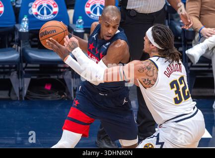 Washington, USA. Januar 2026. WASHINGTON, DC – 22. JANUAR: Aaron Gordon (32) verteidigt gegen Washington Wizards Forward Khris Middleton (22) während eines NBA-Spiels zwischen den Washington Wizards und den Denver Nuggets am 22. Januar 2026 in der Capital One Arena in Washington, DC. (Foto: Tony Quinn/SipaUSA) Credit: SIPA USA/Alamy Live News Stockfoto