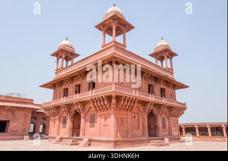 Fatehpur Sikri, Indien - 12. März 2024: Das Bild zeigt den roten Sandstein Diwan-i-Khas-Saal mit vier Chhatris, mit komplexen architektonischen Details und einem offenen Innenhof im Palastkomplex von Fatehpur Sikri. Stockfoto