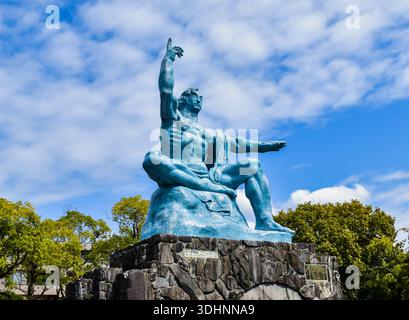 Nagasaki Friedensstatue. Es erinnert an die Zerstörungen, die diese Stadt nach dem Atombombenanschlag am 9. August 1945 ereigneten. Stockfoto