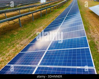 Hochwinkel-Drohnenansicht eines großformatigen Sonnenkollektors im ländlichen Feld Stockfoto
