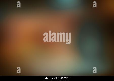 Weicher abstrakter Hintergrund mit verschwommenen warmen Orange- und kühlen Blautönen, die einen glatten, atmosphärischen Verlauf schaffen, perfekt für kreative Überlagerungen und Minim Stockfoto