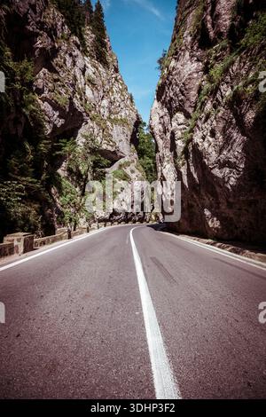 Die Straße führt durch die engen Klippen der Bicaz-Schlucht in der Nähe des Roten Sees, Rumänien. Stockfoto