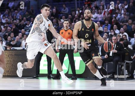 Elie Okobo von AS Monaco und Gabriel Deck von Real Madrid während des Basketballspiels der Turkish Airlines EuroLeague zwischen Real Madrid und AS Monaco am 22. Januar 2026 in der Movistar Arena in Madrid Stockfoto
