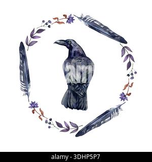 Mystische Illustration mit einem schwarzen Raben, der in der Mitte eines kreisrunden Kranzes aus dunklen Federn, lila Blumen und Wald sitzt Stockfoto