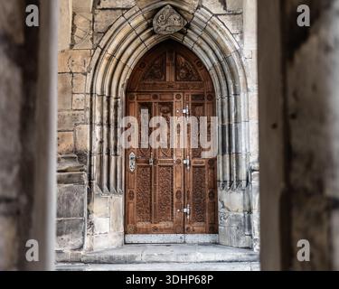 Geschnitztes Eichenportal am Veitsdom in Prag mit komplexen gotischen architektonischen Details Stockfoto