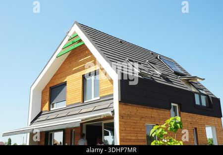 Modernes Passivhaus. Solaranlagen für die Wasserheizung (SWH) verwenden Sonnenkollektoren auf dem Dach. Home Skylights, Dormer. Eco Smart House Energieeffizienz. Stockfoto