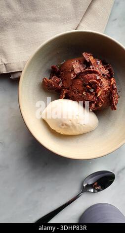 Schokoladenmousse mit Sahne und karamelisierten Nüssen in der Schüssel von oben Stockfoto