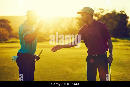 Golf, Handshake und Unterstützung mit Freunden auf dem Golfplatz für Partnerschaft, Zielerfolg und Wettbewerb. Sport, Motivation und Wettkampf mit Männern oder Golfern Stockfoto