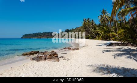 Entdecken Sie die ruhige Schönheit des Takhian Beach auf Koh Kood in Thailand, wo weiche Sandstrände auf klares türkisfarbenes Wasser treffen, ideal zum Entspannen und Entspannen Stockfoto