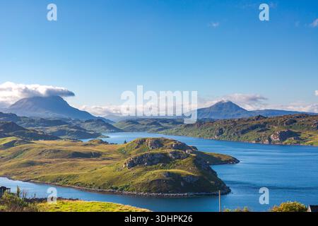 Verstecktes Schottland. NC500-Route. Eine ruhige, alpine Szene mit einem gewundenen See, grasbewachsenen Halbinseln und fernen Bergen. Ideal für die Natur, t Stockfoto