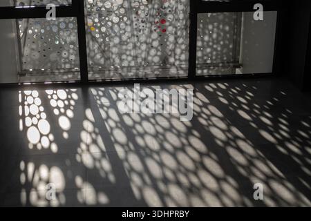 Schöne abstrakte Schatten auf dem Boden des Büros und dekorative Muster an den Fenstern. Selektiver Fokus Stockfoto